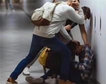 留学生欺负殴打同胞 最后被判13年（欺善怕恶）