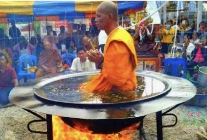 泰国高僧坐在翻滚的油锅里表演，淡定自若，却被观众当场拆穿