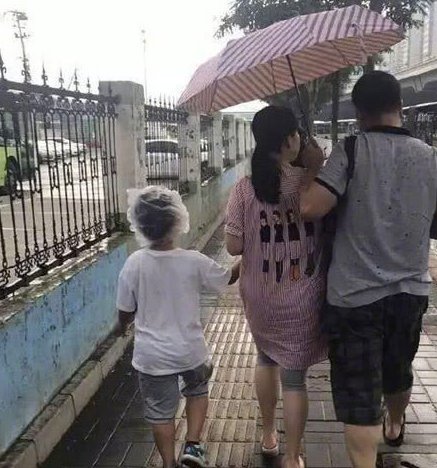 幽默段子笑话：大妹子，你心真大，宝贝就那么放雨伞上 
