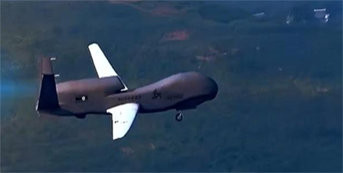 朝鲜阅兵 突然放飞“全球鹰” 朝鲜新型大型无人机飞行