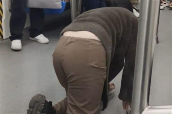 杭州地铁出现怪异女人 难道是性奴 （地铁怪事）