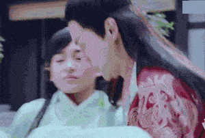 开心一刻笑话:今天相亲,服务员水没端稳,直接泼在女方脸上!