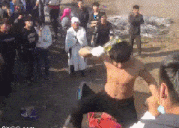 开心一刻笑话:今天相亲,服务员水没端稳,直接泼在女方脸上!