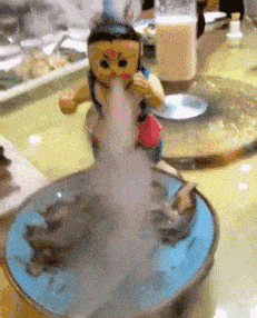 开心一刻笑话:今天相亲,服务员水没端稳,直接泼在女方脸上!