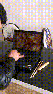 开心一刻笑话:今天相亲,服务员水没端稳,直接泼在女方脸上!