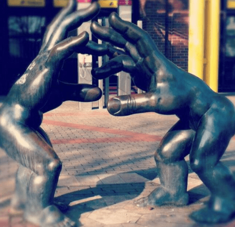 开心一刻笑话:今天相亲,服务员水没端稳,直接泼在女方脸上!