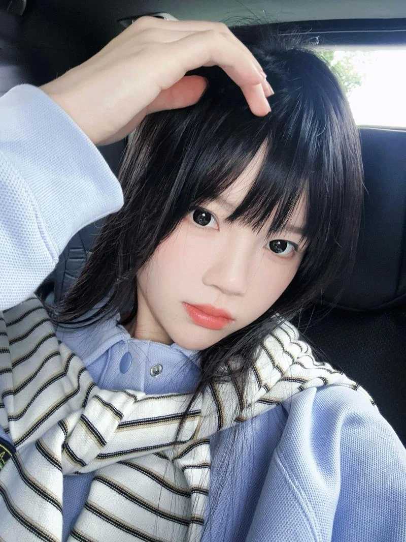 樱桃喵私影新作《蓝》:浅蓝卫衣搭配白丝长袜,清纯学妹风氛围感爆棚!